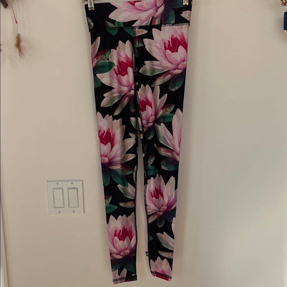Terez Beautiful Floral Leggings. Pinks, Green, Black. Full Length. Stylish.